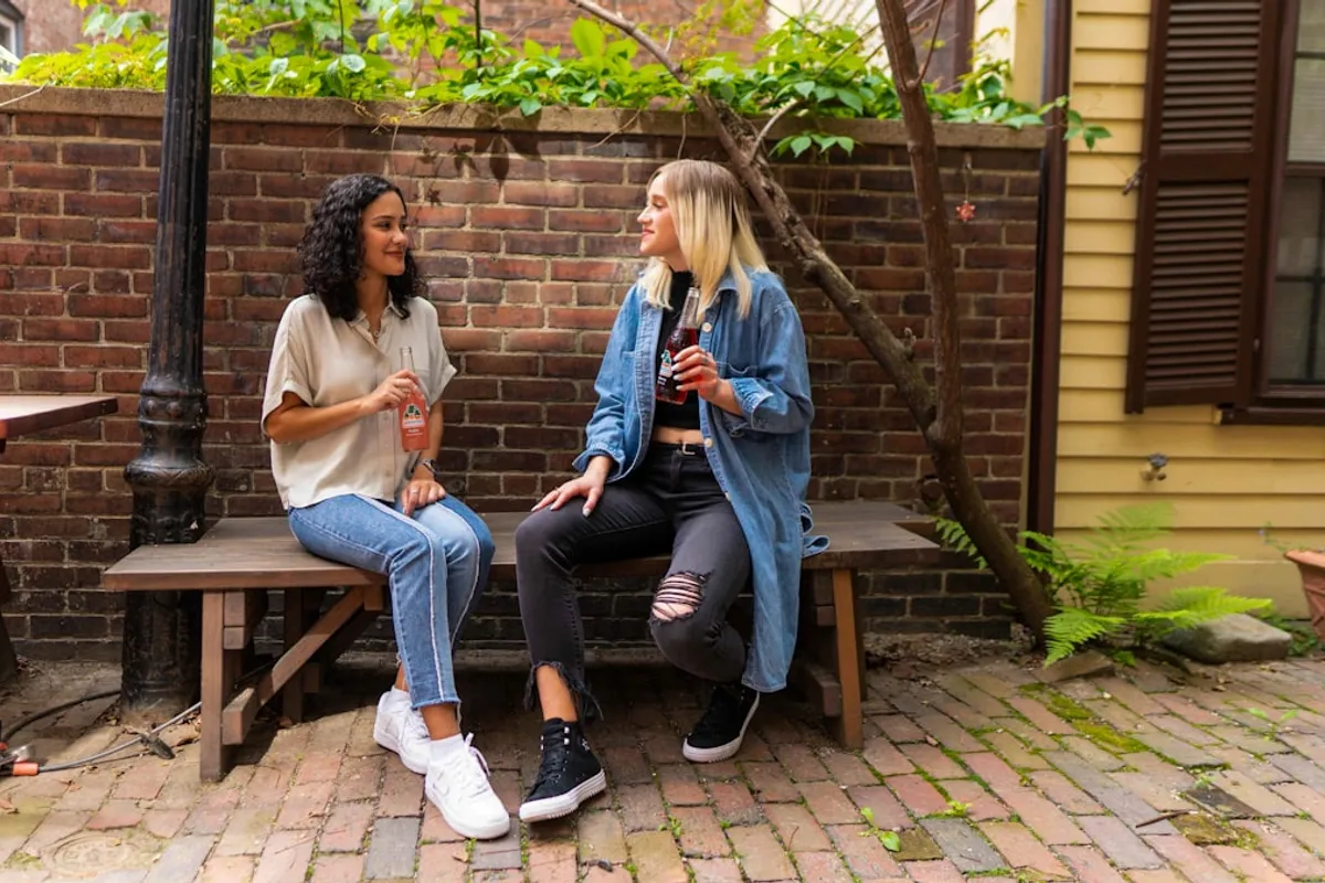 Dos amigas conversando con confianza en una cafetería